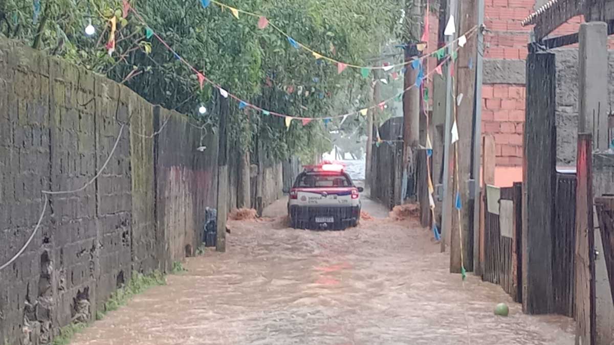 Defesa Civil aumenta risco de escorregamento de terra em São Sebastião para alto