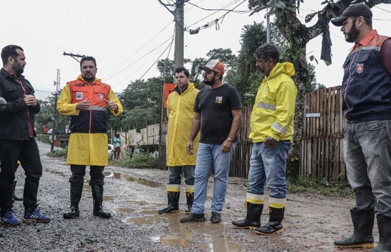 Crise climática em São Sebastião: Prefeito Felipe Augusto vistoria região afetadas pelas chuvas junto com a Defesa Civil