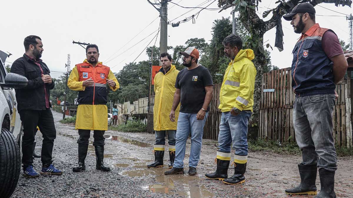 Crise climática em São Sebastião: Prefeito Felipe Augusto vistoria região afetadas pelas chuvas junto com a Defesa Civil