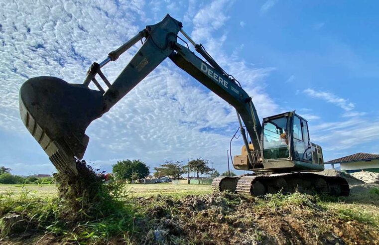 Limpeza de valas no Pegorelli melhora escoamento de águas pluviais e evitam alagamentos em Caraguatatuba