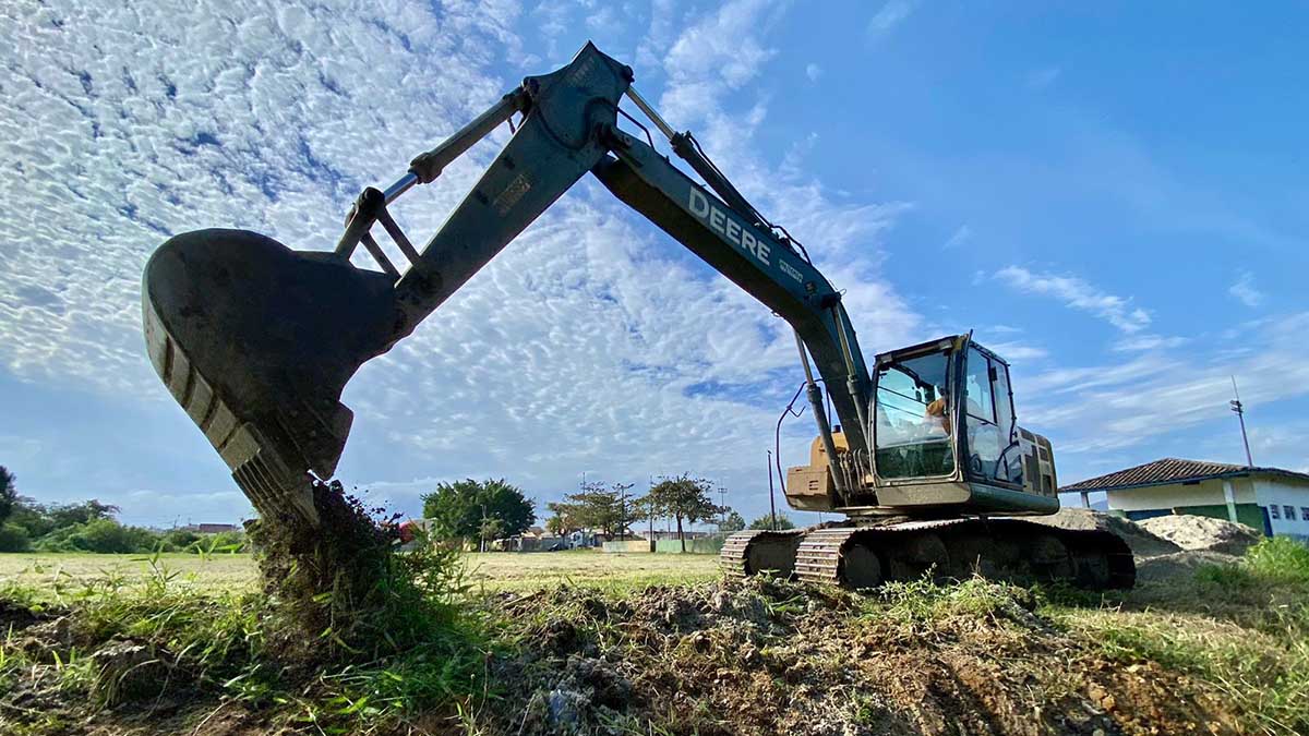 Limpeza de valas no Pegorelli melhora escoamento de águas pluviais e evitam alagamentos em Caraguatatuba