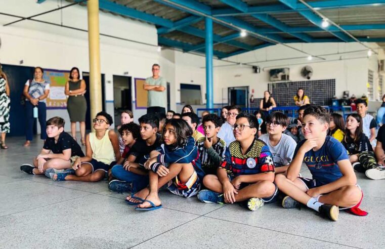 Alunos da Escola Municipal de Barequeçaba em São Sebastião aprendem sobre bullying com teatro de fantoches do projeto OAB Vai à Escola