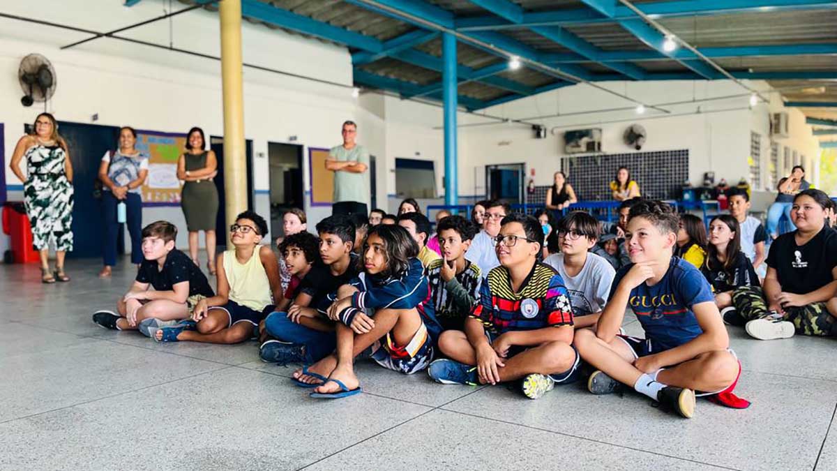 Alunos da Escola Municipal de Barequeçaba em São Sebastião aprendem sobre bullying com teatro de fantoches do projeto OAB Vai à Escola