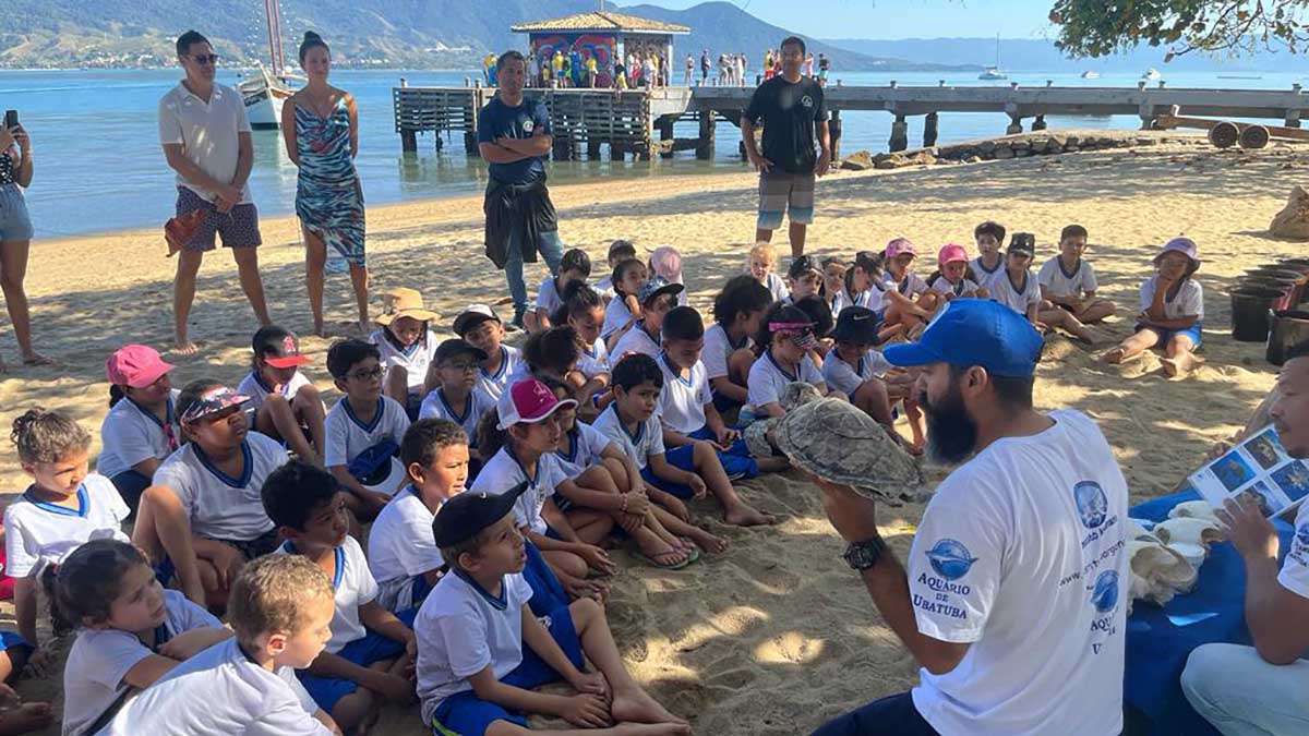 Alunos de Ilhabela participam de atividade de conscientização sobre impacto do lixo na fauna marinha