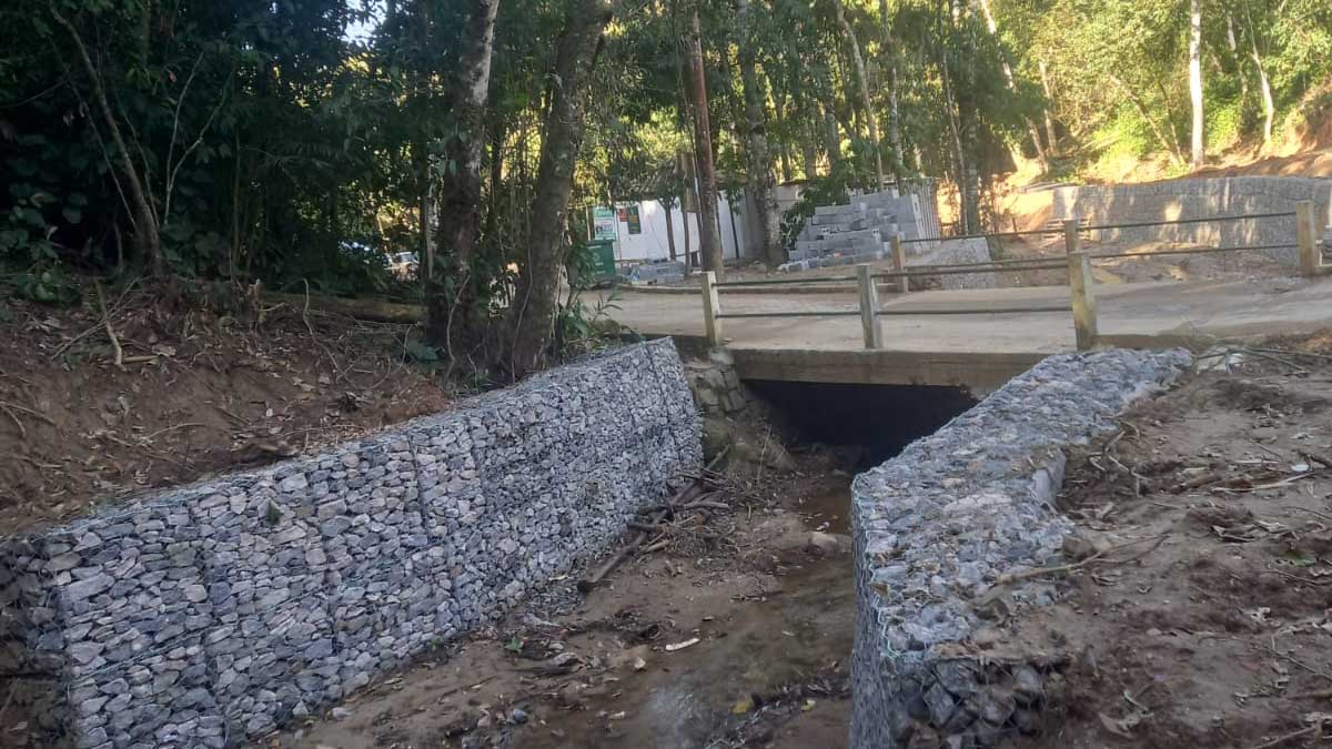 Ilhabela realiza obras de contenção e drenagem em pontos estratégicos