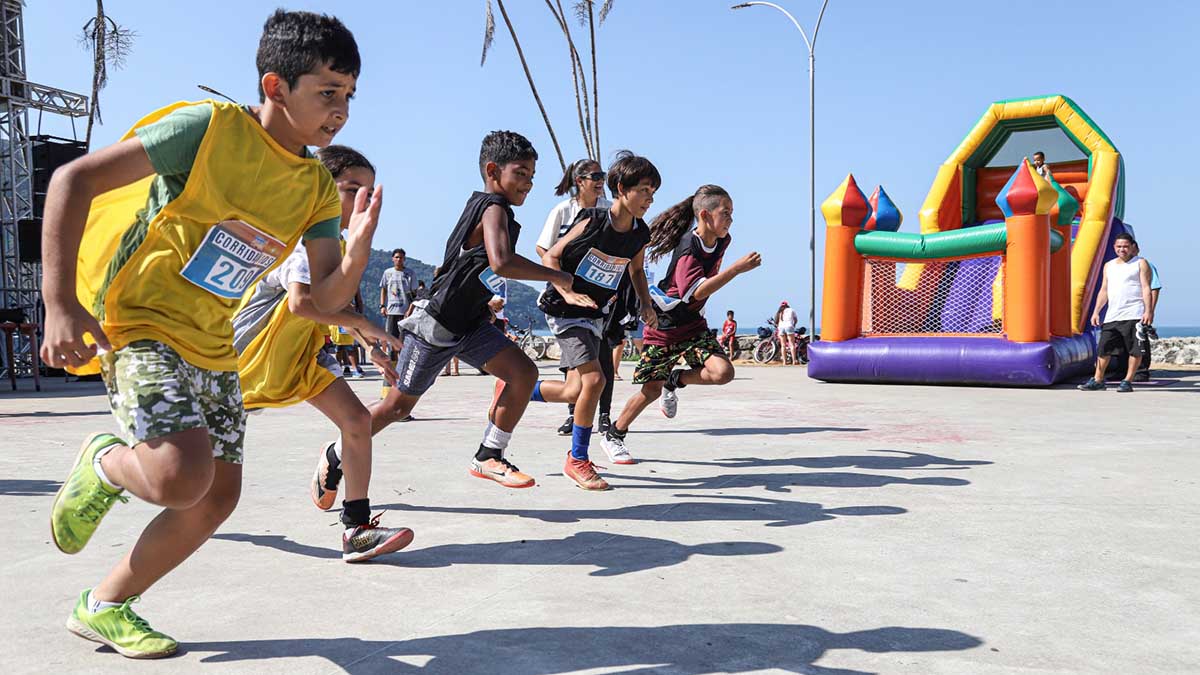 Agita Kids e Basquete 3×3 atrai mais de 700 pessoas em domingo ensolarado na Praça Pôr do Sol em São Sebastião