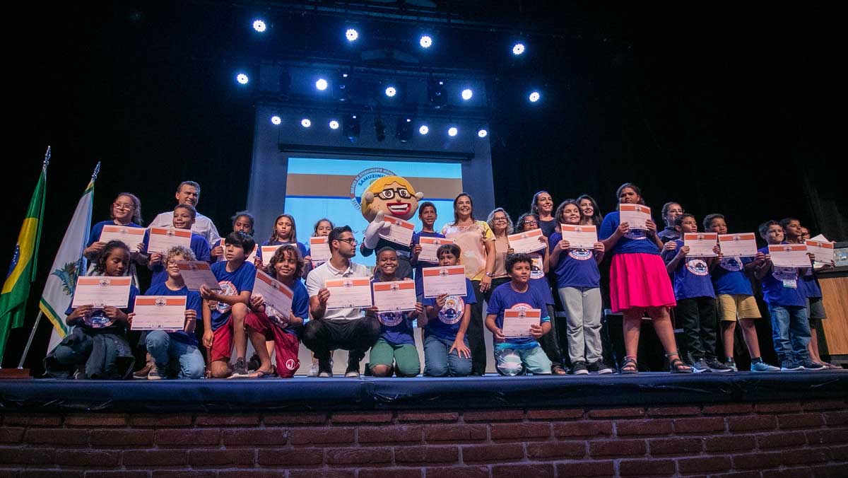 São Sebastião entrega certificados do projeto Samuzinho na Escola para estudantes da rede municipal