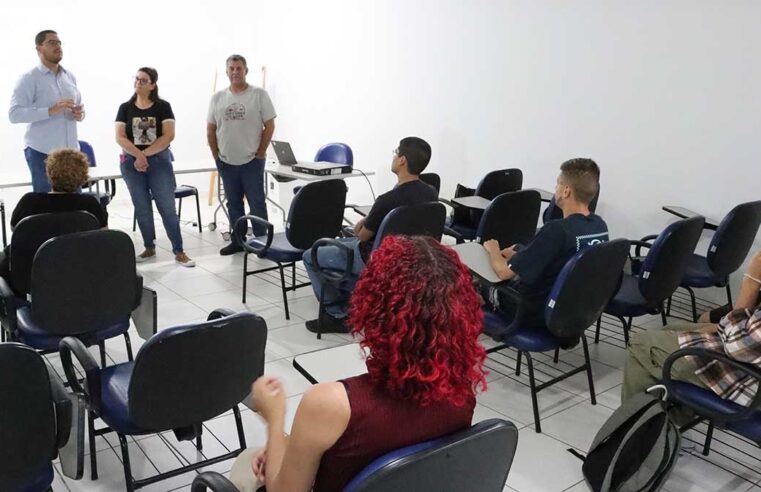 Com foco na alta temporada, jovens de Caraguatatuba iniciam curso de hotelaria e atendimento ao público