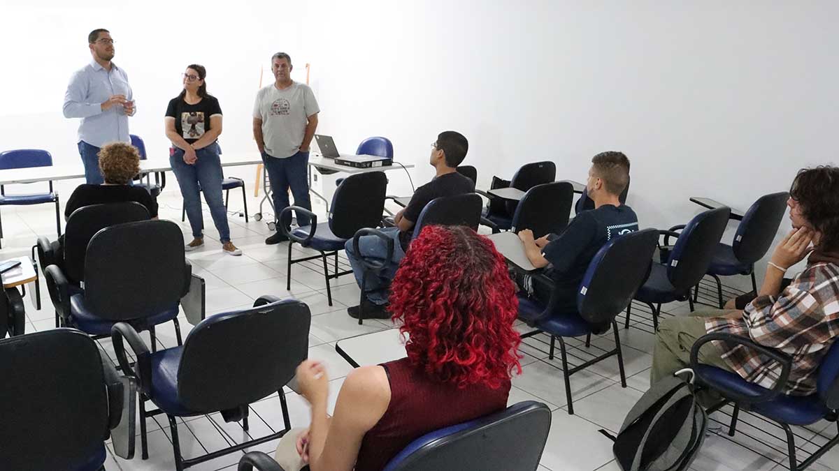 Com foco na alta temporada, jovens de Caraguatatuba iniciam curso de hotelaria e atendimento ao público