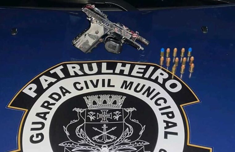 Guarda Civil de Caraguatatuba captura foragido por homicídio, apreende moto receptada e encaminha homem à Polícia por porte ilegal de arma