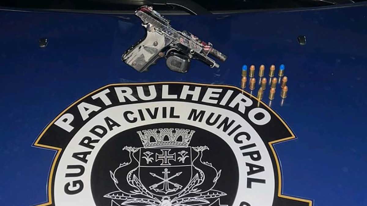 Guarda Civil de Caraguatatuba captura foragido por homicídio, apreende moto receptada e encaminha homem à Polícia por porte ilegal de arma