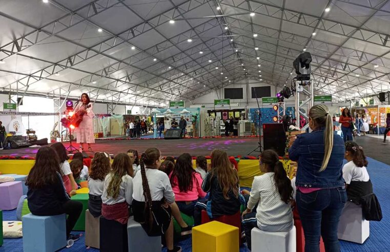 A 13ª Feira Literária de Caraguatatuba recebe mais de 7 mil visitantes e encerra programação no sábado com artistas mirins