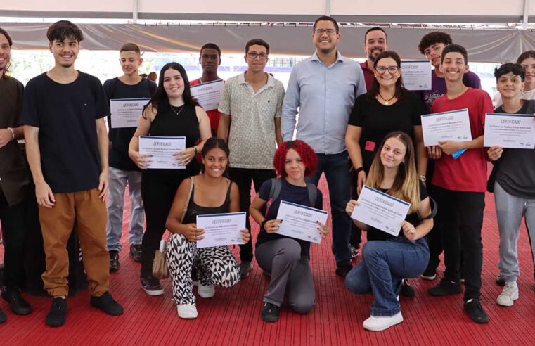 Jovens de Caraguatatuba recebem certificado do workshop de atendimento ao público e hotelaria