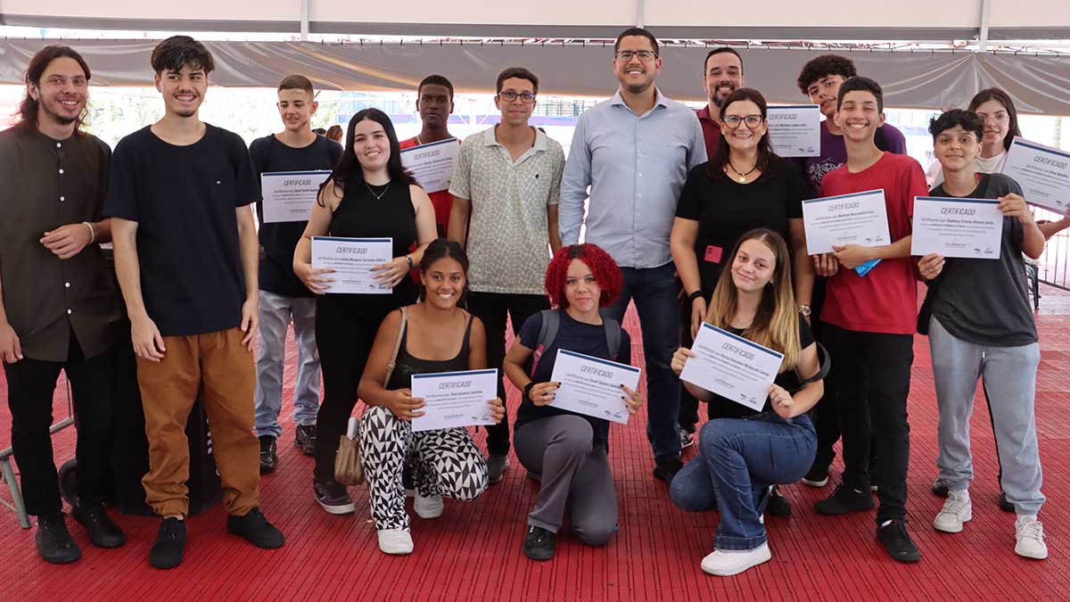 Jovens de Caraguatatuba recebem certificado do workshop de atendimento ao público e hotelaria