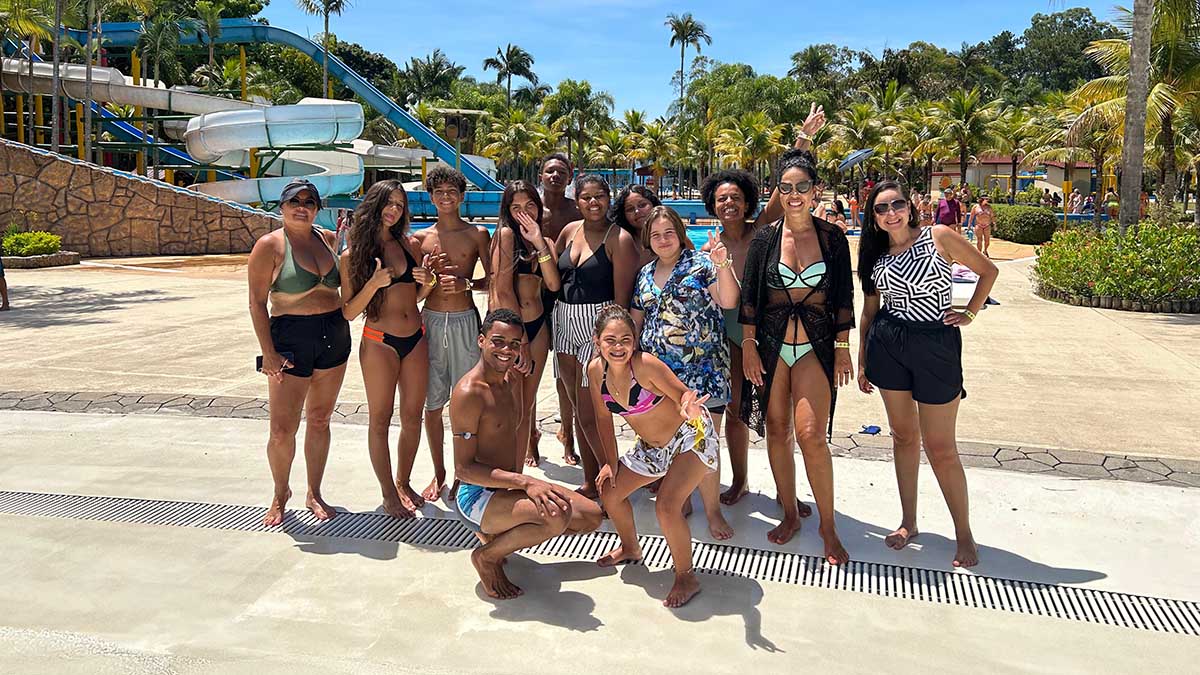 Grupo de teatro da Escola Municipal Profª Cynthia Cliquet Luciano participa de passeio em parque aquático