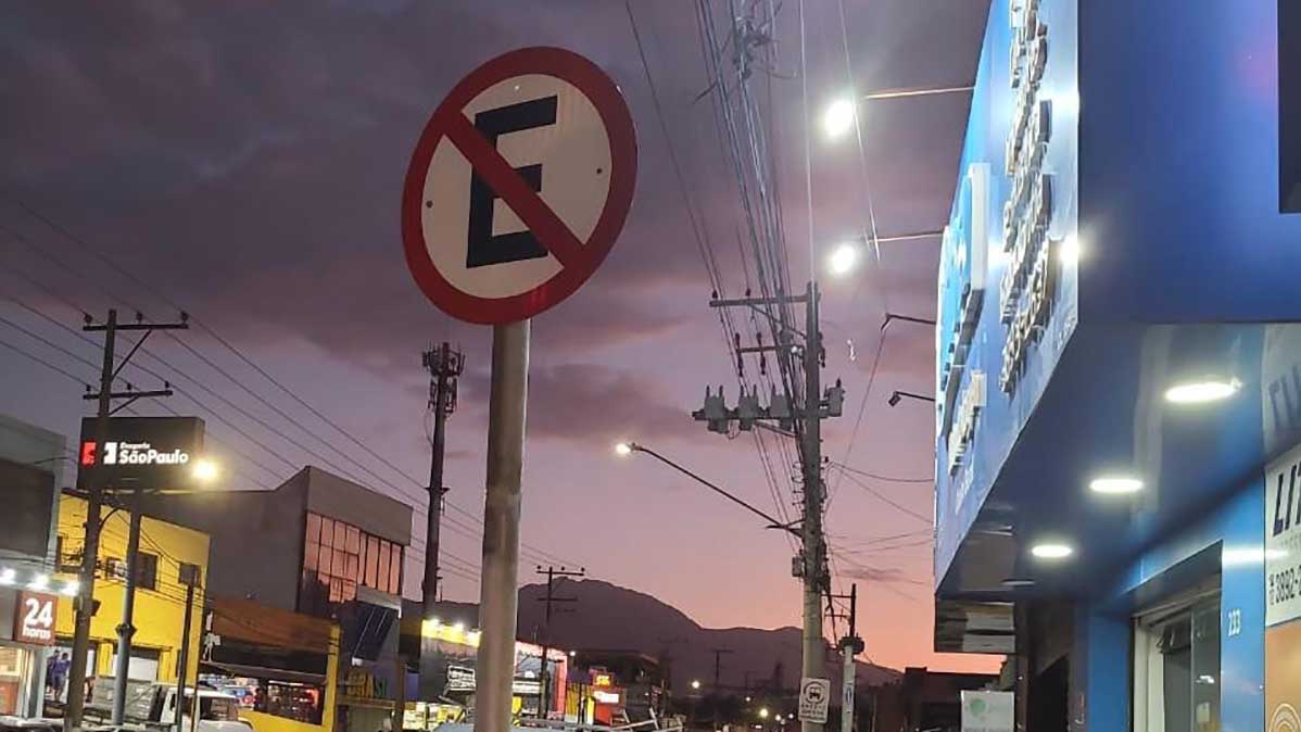 Prefeitura de São Sebastião implementa novas regras de estacionamento na Avenida Guarda Mor Lobo Viana