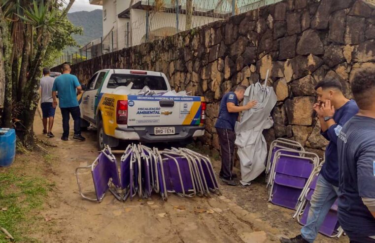 Fiscais ambientais apreendem gazebos e cadeiras de praia colocados de forma irregular em Maresias