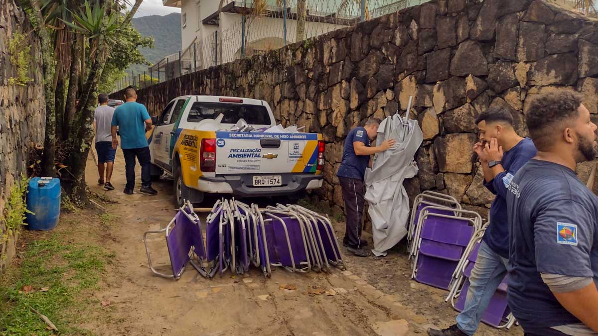 Fiscais ambientais apreendem gazebos e cadeiras de praia colocados de forma irregular em Maresias