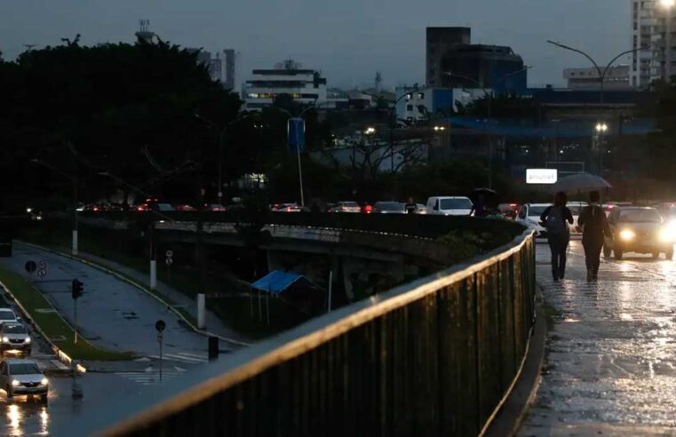 Pessoa morre após ser atingida por fio energizado durante chuva em SP