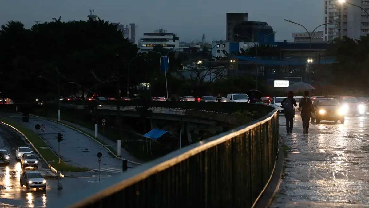 Pessoa morre após ser atingida por fio energizado durante chuva em SP