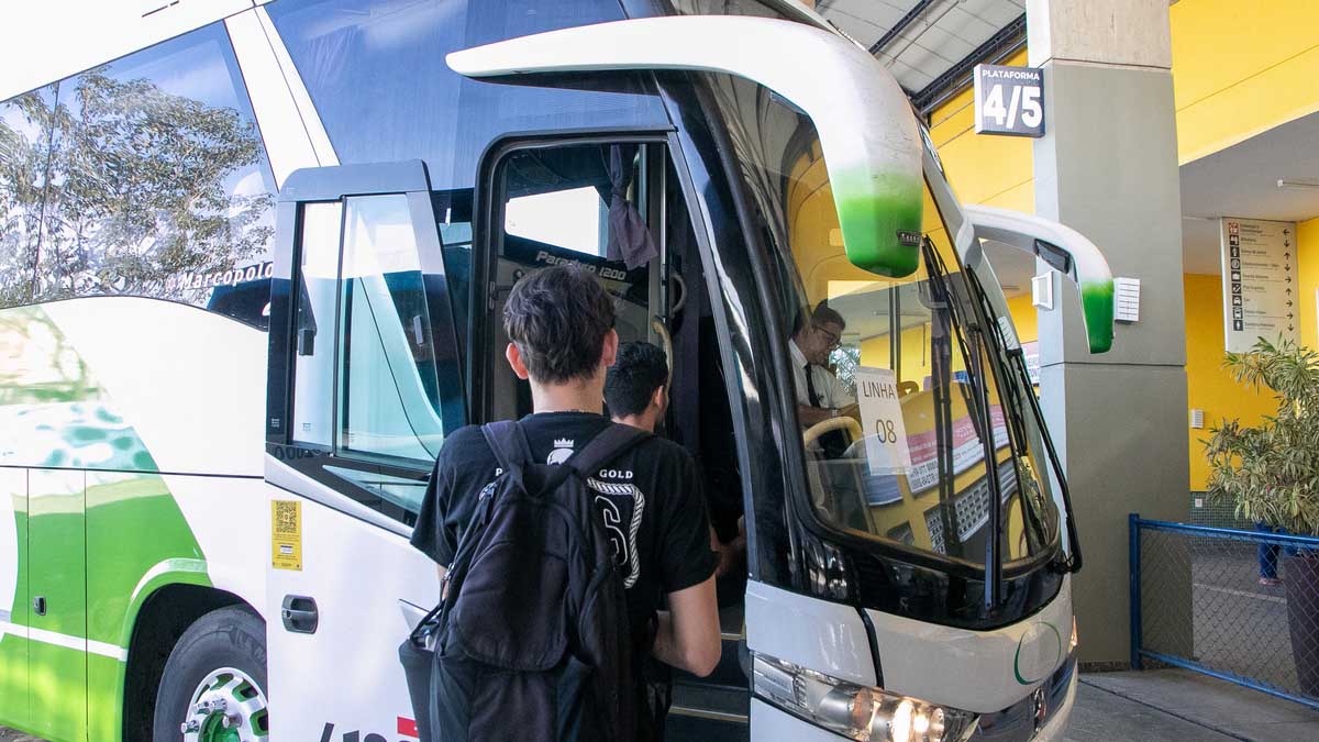 Alunos de São Sebastião começam a utilizar Transporte Universitário