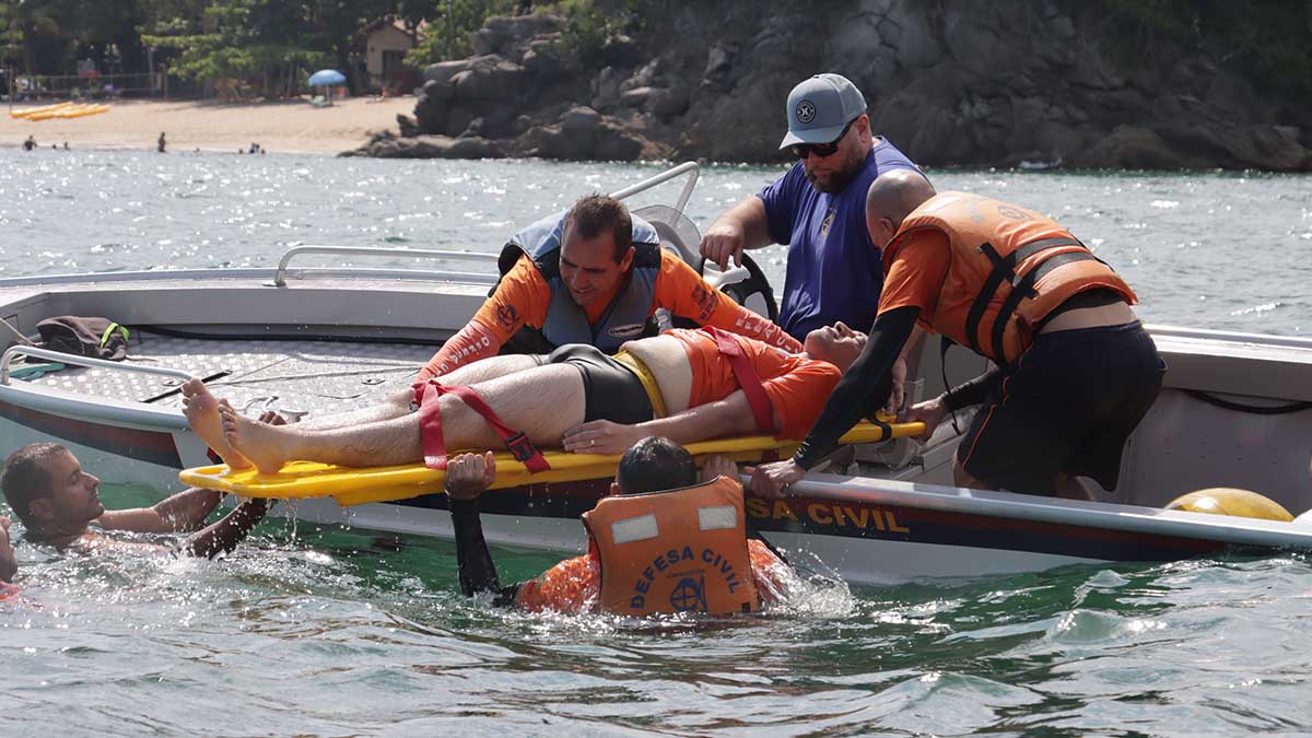 Defesa Civil de São Sebastião aplica treinamento de sobrevivência e resgate no mar a agentes de Itaquaquecetuba