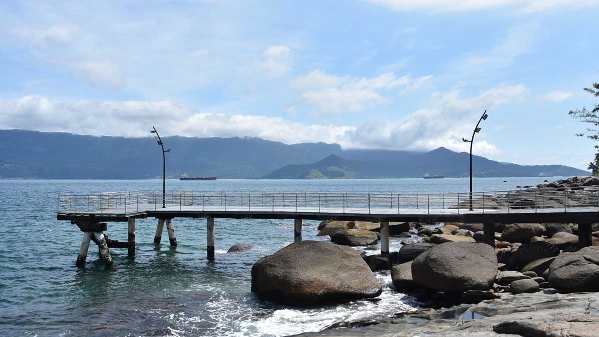 Obra do píer do Cabaraú em Ilhabela é concluída com piso metálico de plataforma de petróleo e iluminação em LED