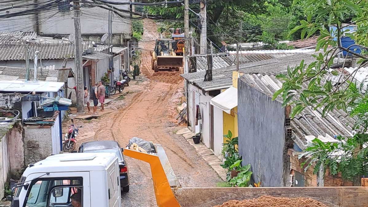 Prefeitura de São Sebastião realiza operação de limpeza em bairros atingidos pelas fortes chuvas de terça-feira