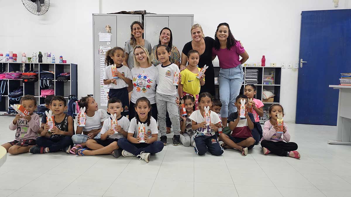 Prefeitura de Caraguatatuba realiza tradicional entrega dos “Coelhinhos da Páscoa” aos alunos da rede municipal