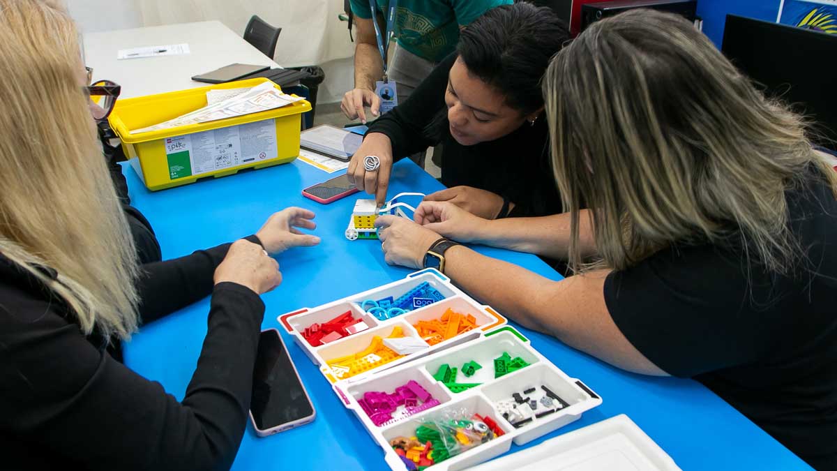 Professores de São Sebastião participam de formação prática do programa de Robótica Educacional