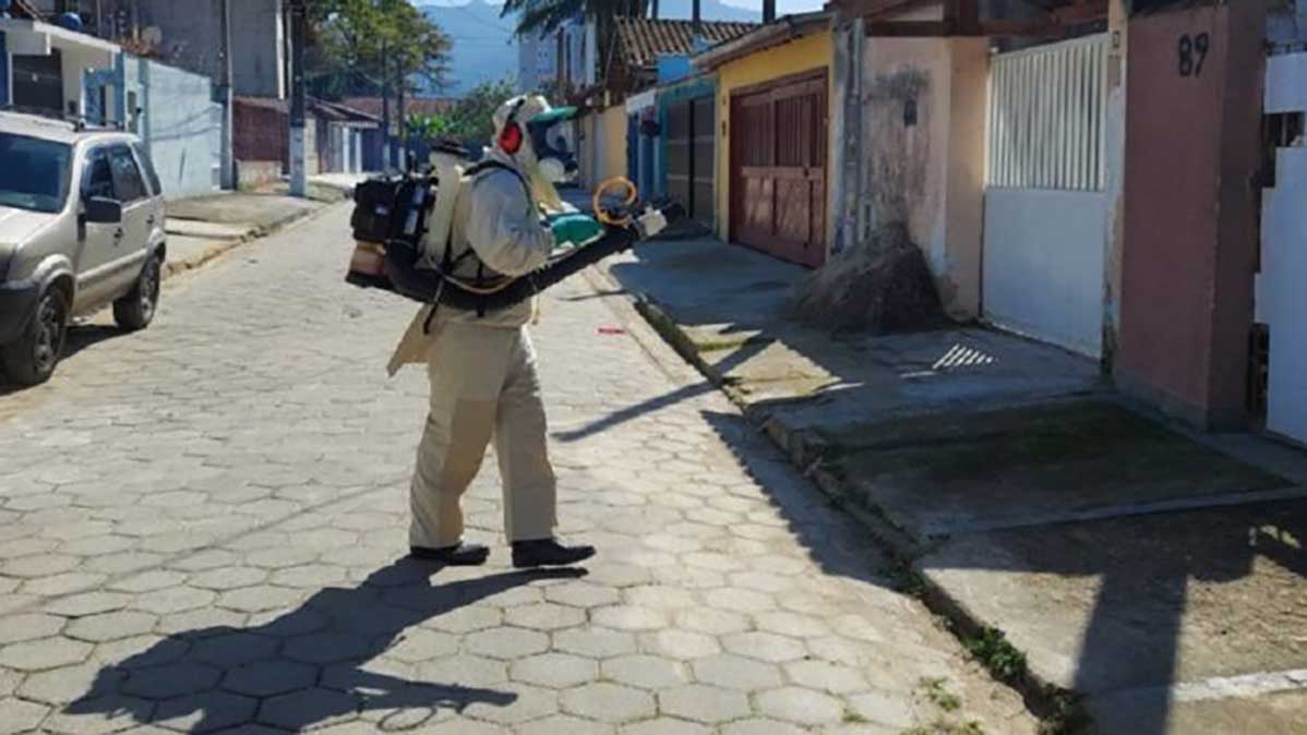 Equipes de combate à dengue fiscalizam região do Ipiranguinha em Ubatuba